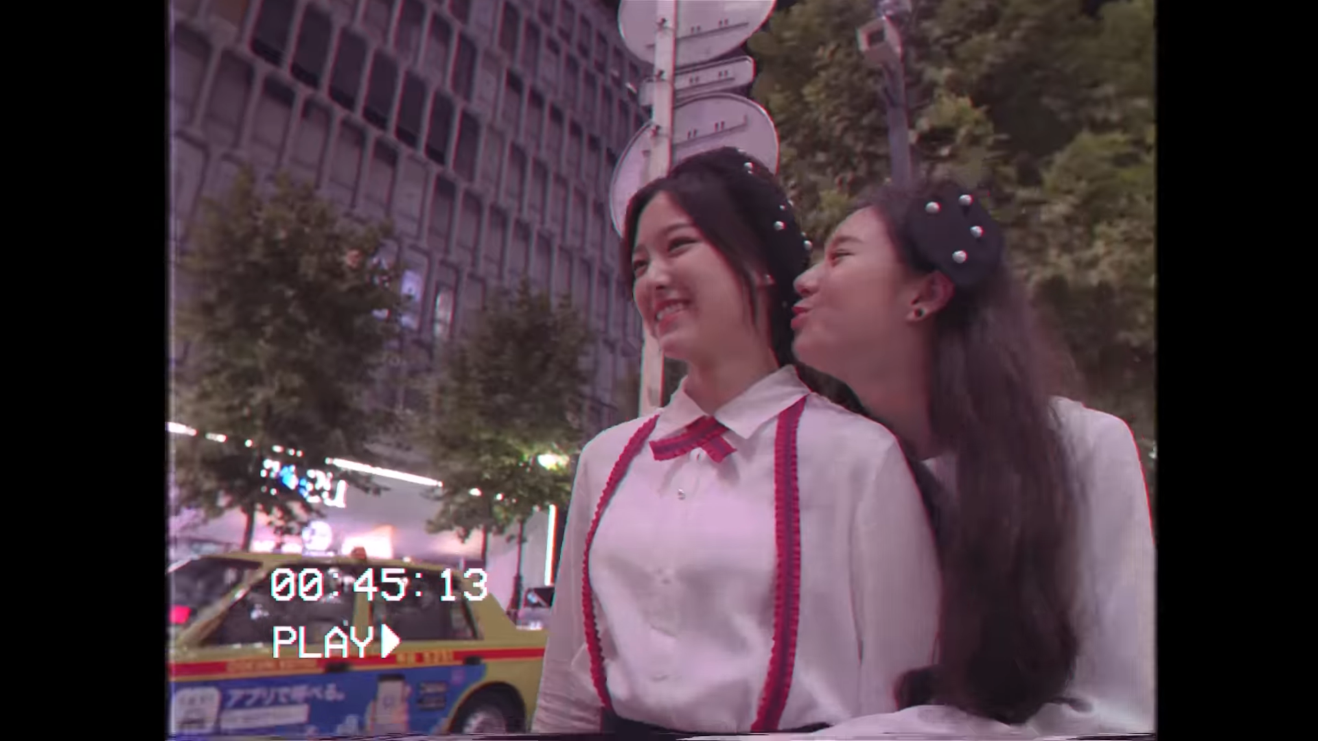 Heejin pretending to kiss Hyunjin on the cheek.